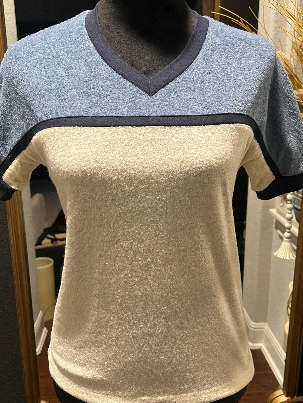 V‑Neck Short Sleeve Colorblock Top in Blue and Cream